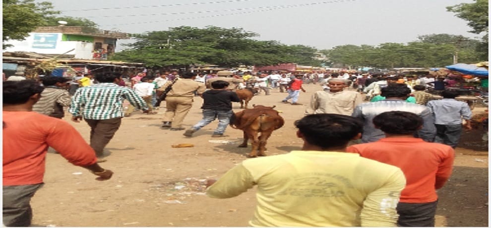crowd beating the policeman in Lalitpur of uttar pradesh