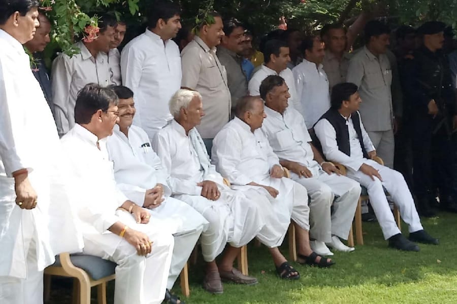 mulayam singh yadav family look as a unit.
