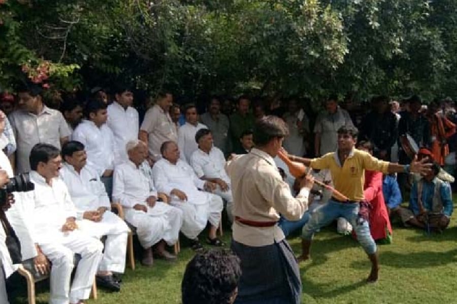 mulayam singh yadav family look as a unit.