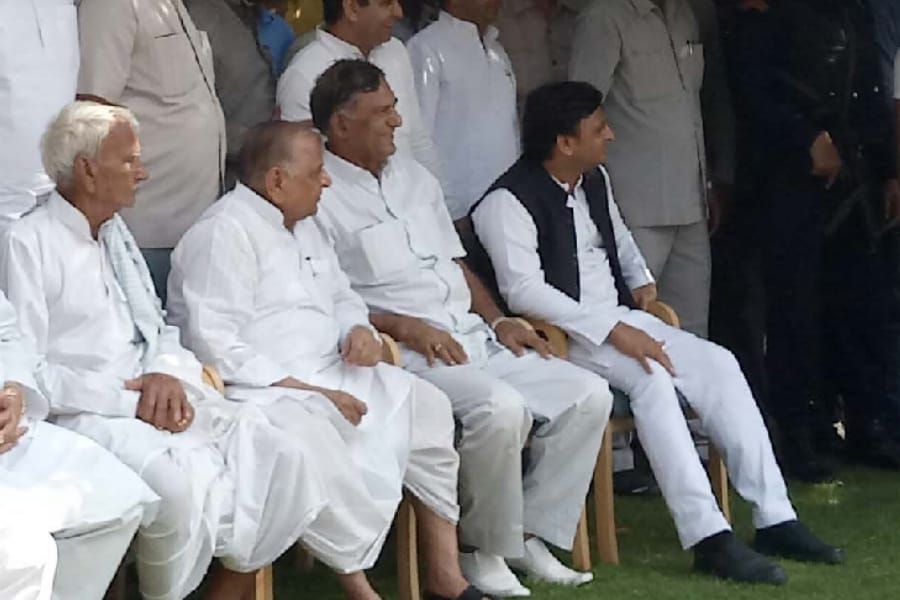 mulayam singh yadav family look as a unit.