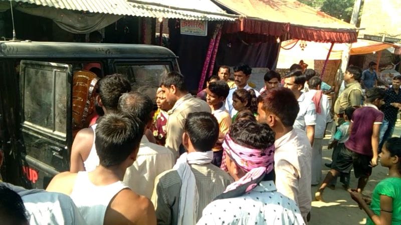 मीट बिक्री की सूचना पर पहुंची पुलिस को बनाया बंधक