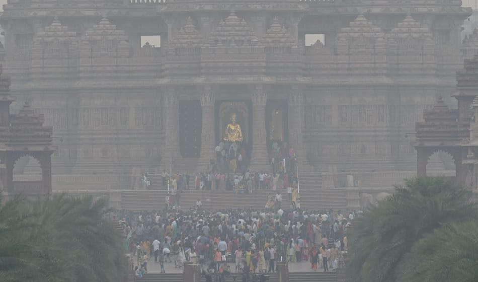 blanket of dangerous smog covers delhi ncr, traffic disturb and air quality at worst level