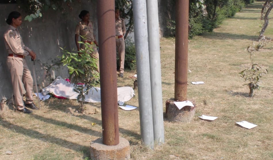 woman brutally murdered in noida dead body found in green belt sector 122