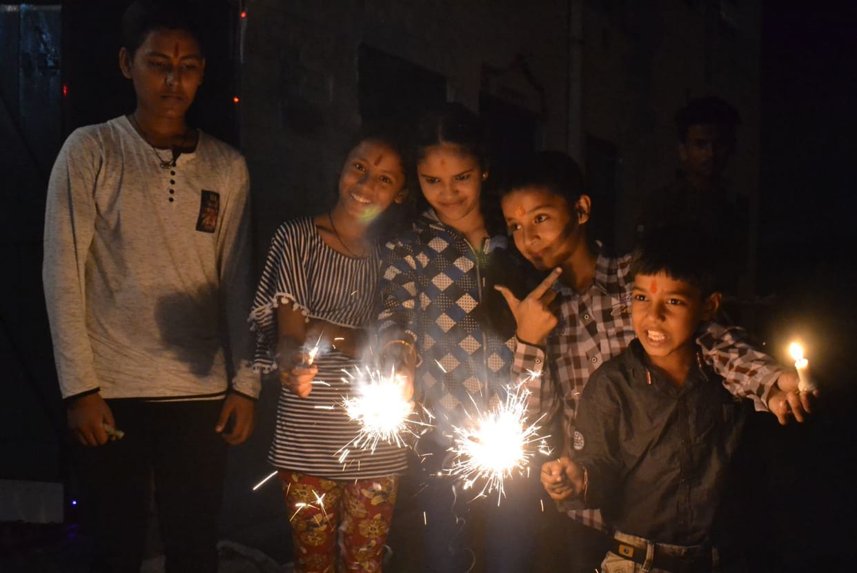 दीयों और मोमबत्ती की रोशनी से जगमगा उठा जिला