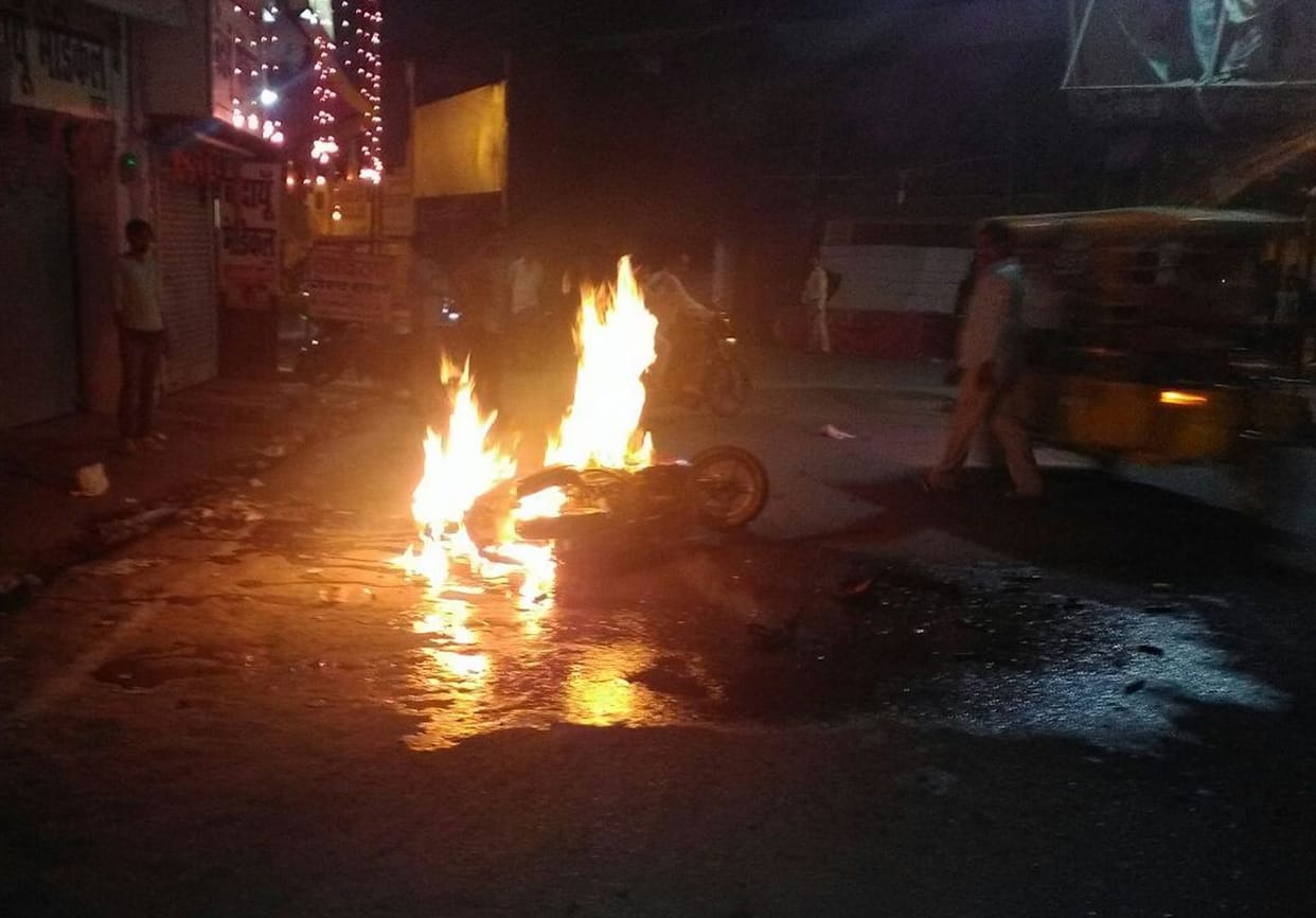 अलग-अलग जगह पटाखों से लगी आग में लाखों की संपति स्वाहा