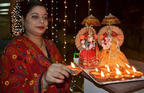 ज्योति पर्व पर जगमगाया घर का कोना-कोना