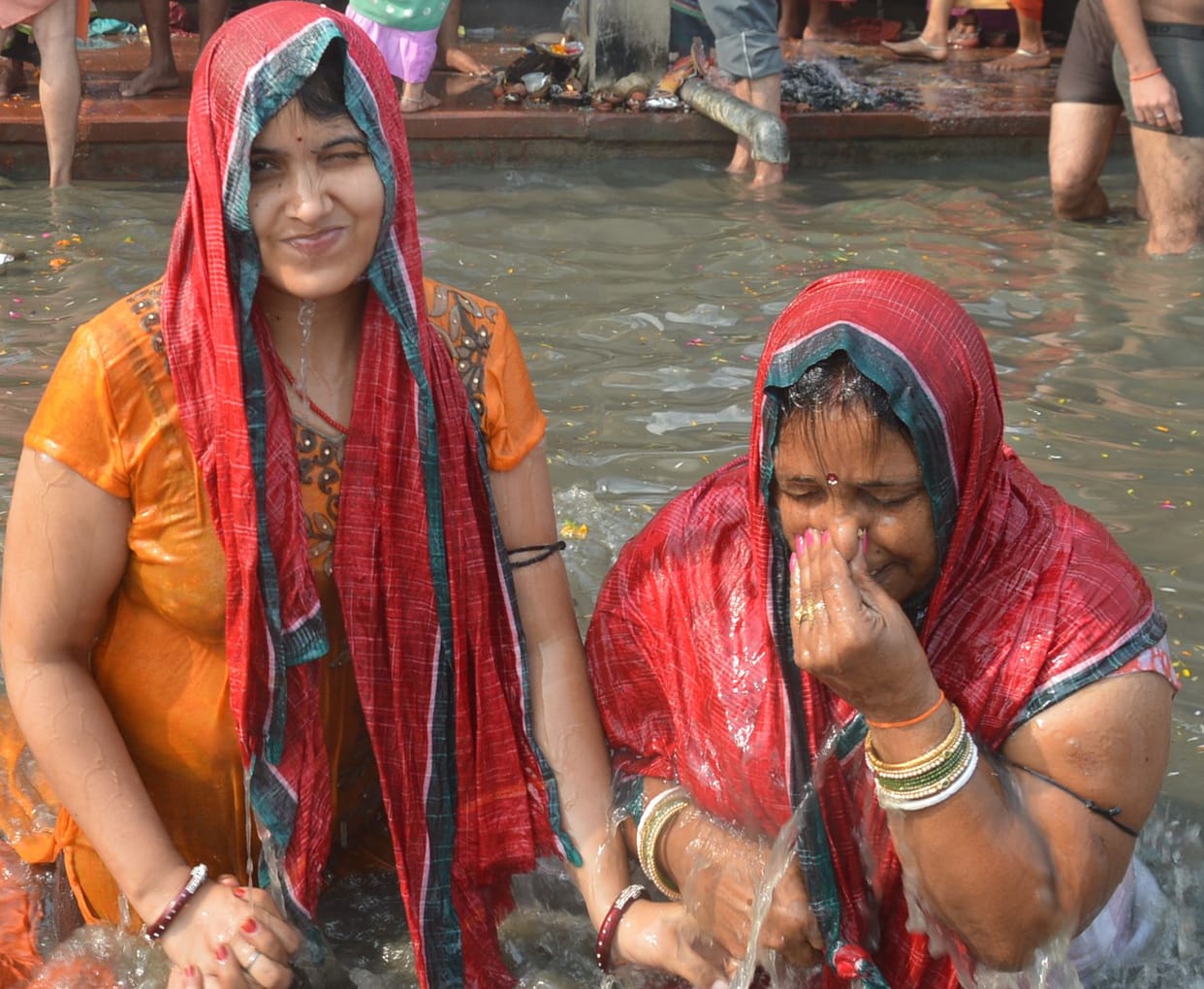 गमछा मान लिया भाई, गले में डाल लगाई  डुबकी