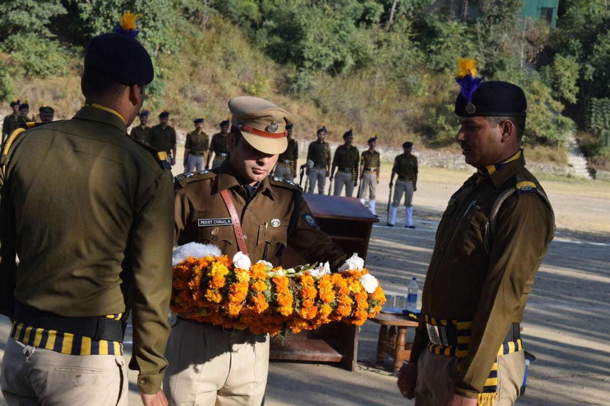 पुलिस लाइन सोलन में मार्चपास्ट कर शहीदों को किया याद