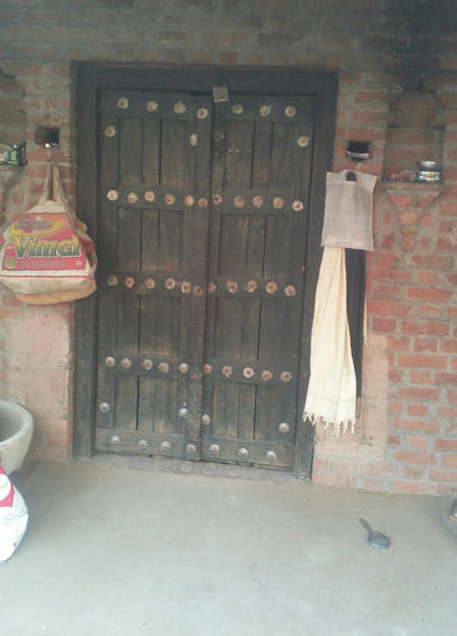 police attacked by mob in agra