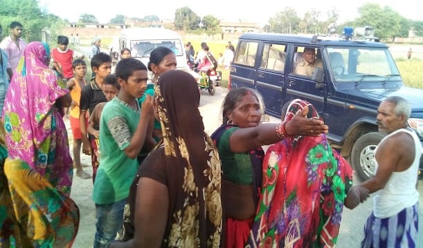 azamgarh police do lathi charge on villagers for idol immersion