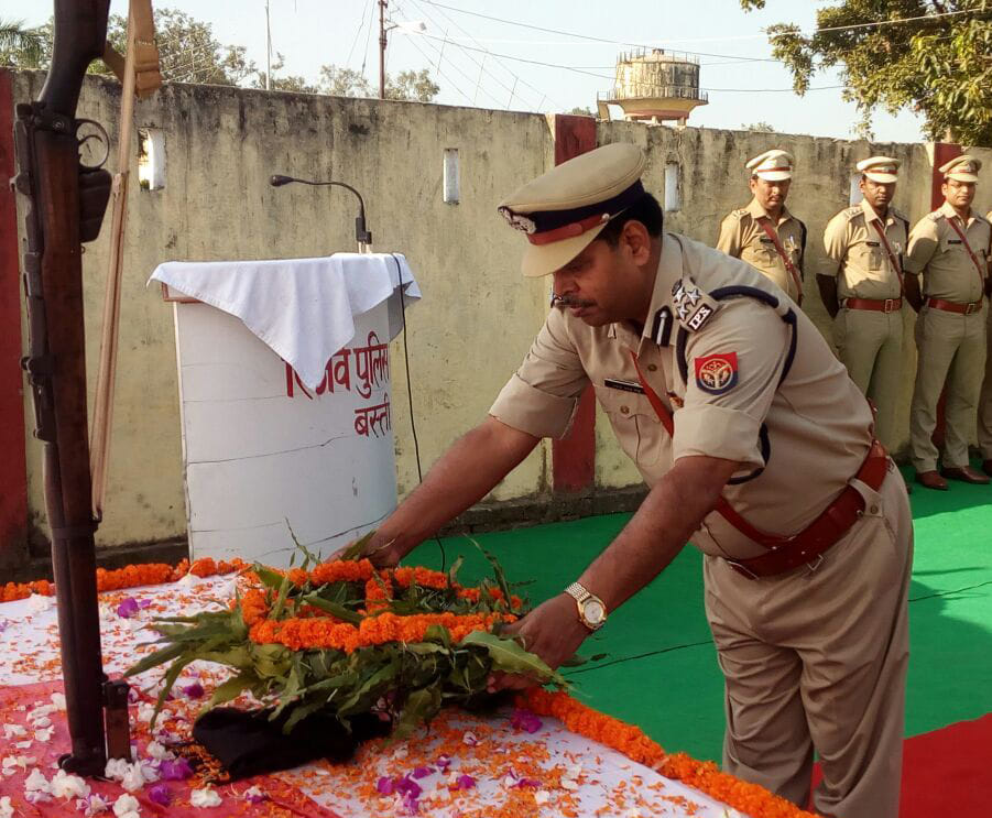 शहीद पुलिस जवानों को किया नमन