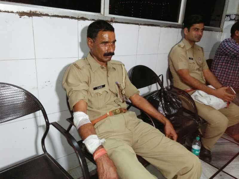 police attacked by mob in agra