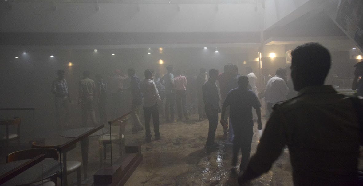 see the photos of JHV mall varansi caught fire
