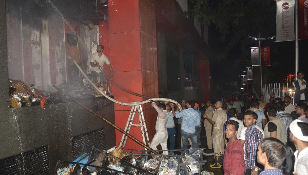 see the photos of JHV mall varansi caught fire