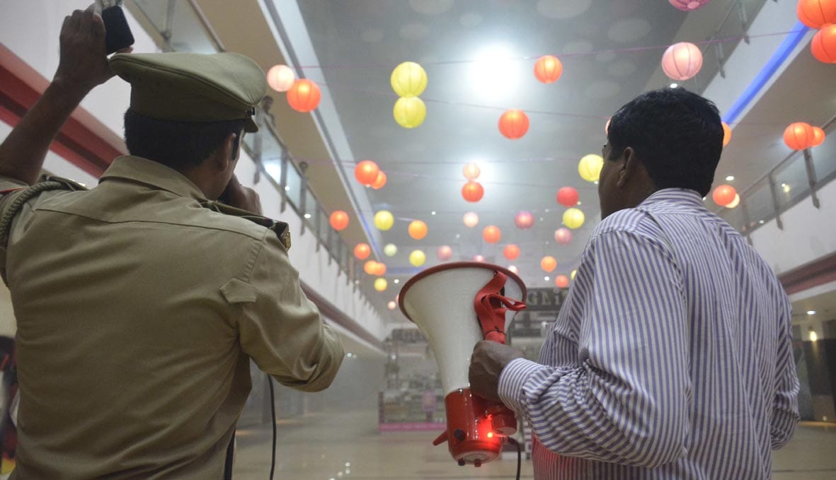 see the photos of JHV mall varansi caught fire