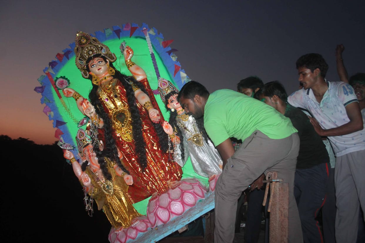 महालक्ष्मी की मूर्तियों को किया विसर्जित