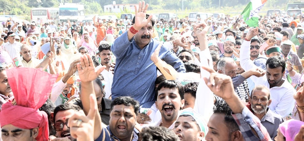 समर्थकों के साथ अग्निहोत्री ने भरा नामांकन