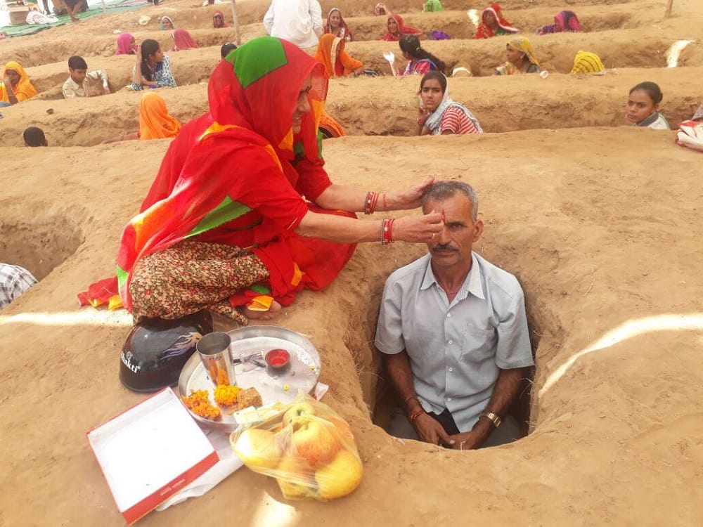 bhaidooj celebrated in tombs in nindar jaipur by farmers   