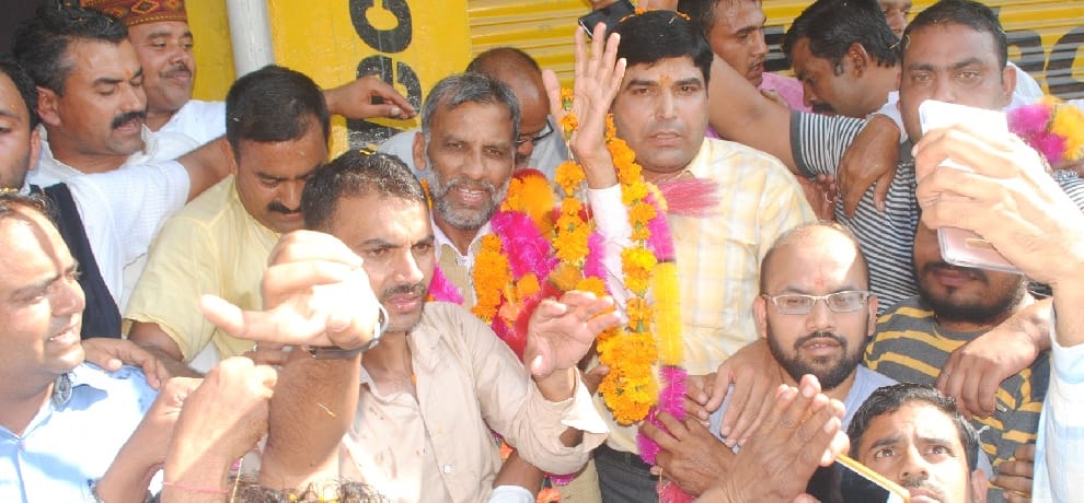 जेआर कटवाल ने झंडूता से भरा नामांकन पत्र