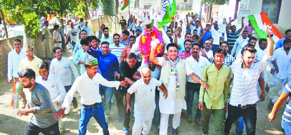 कांग्रेस के लखनपाल ने 1:25, भाजपा के बलदेव ने 1:30 पर भरा नामांकन