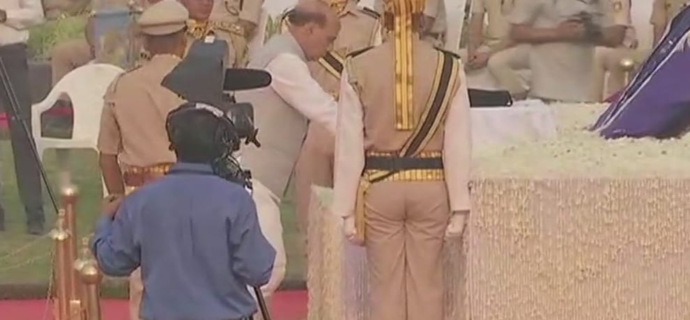 country pay Tribute To 34 Thousand Jawans Including 10 Policeman on Police Commemoration Day