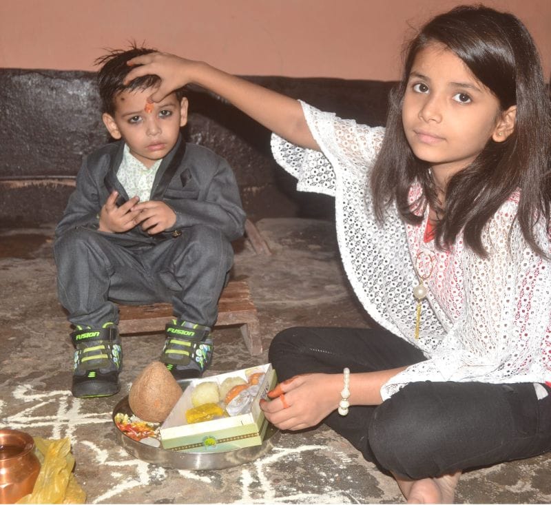 भाई को किया तिलक, मांगी लंबी उम्र