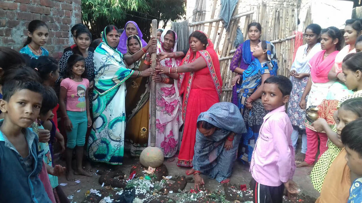 गोवर्धन पूजा कर मांगी भाइयों की लम्बी आयु