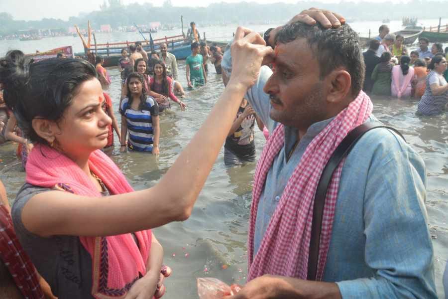 mathura brother sister taking bath in yamuna 