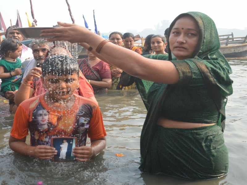 mathura brother sister taking bath in yamuna 