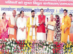 महिला को सम्मानित करते सीएम