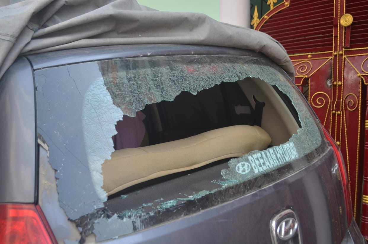 miscreants broken 13 cars back window glass at gomti nagar in lucknow