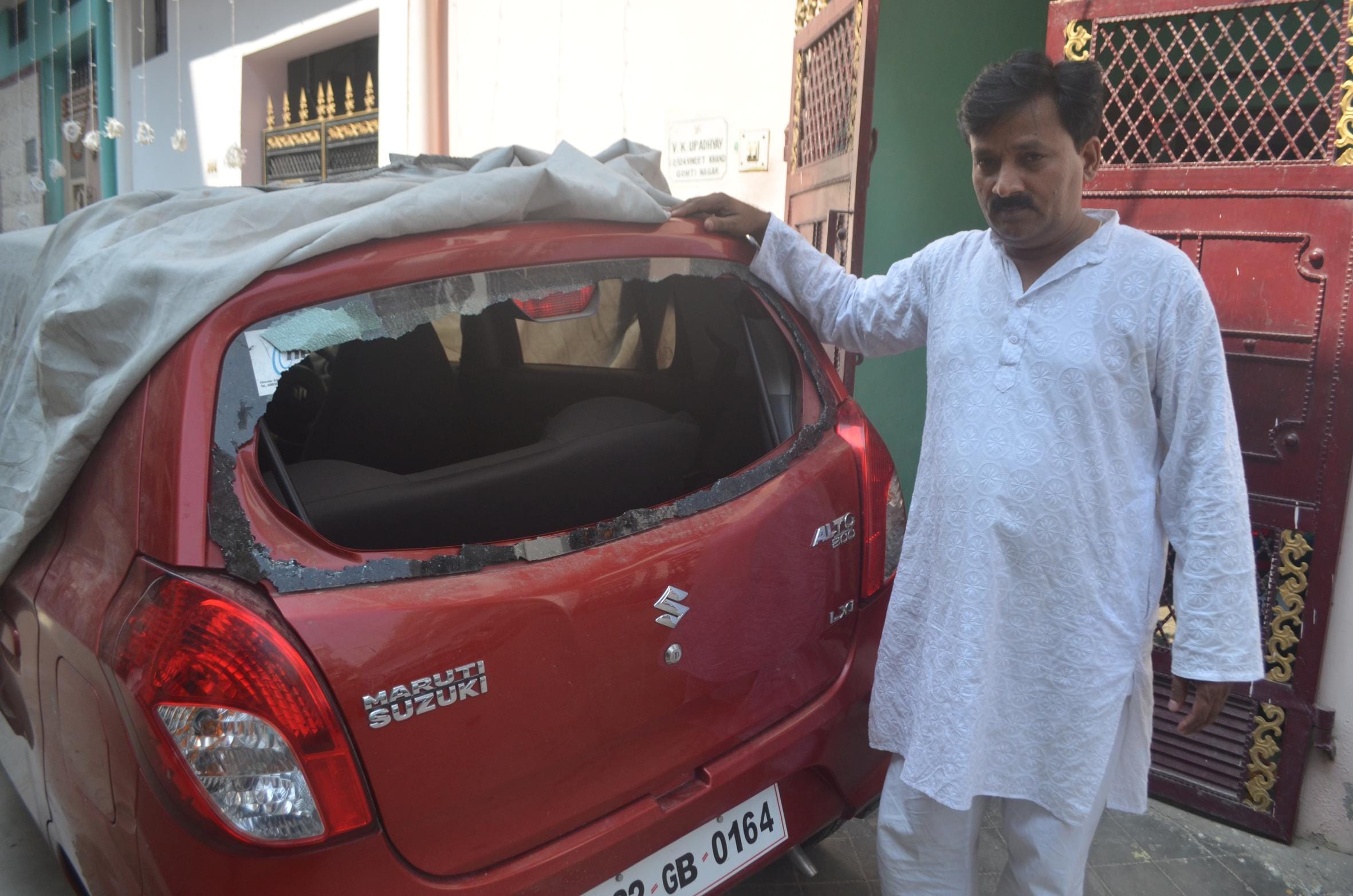 miscreants broken 13 cars back window glass at gomti nagar in lucknow