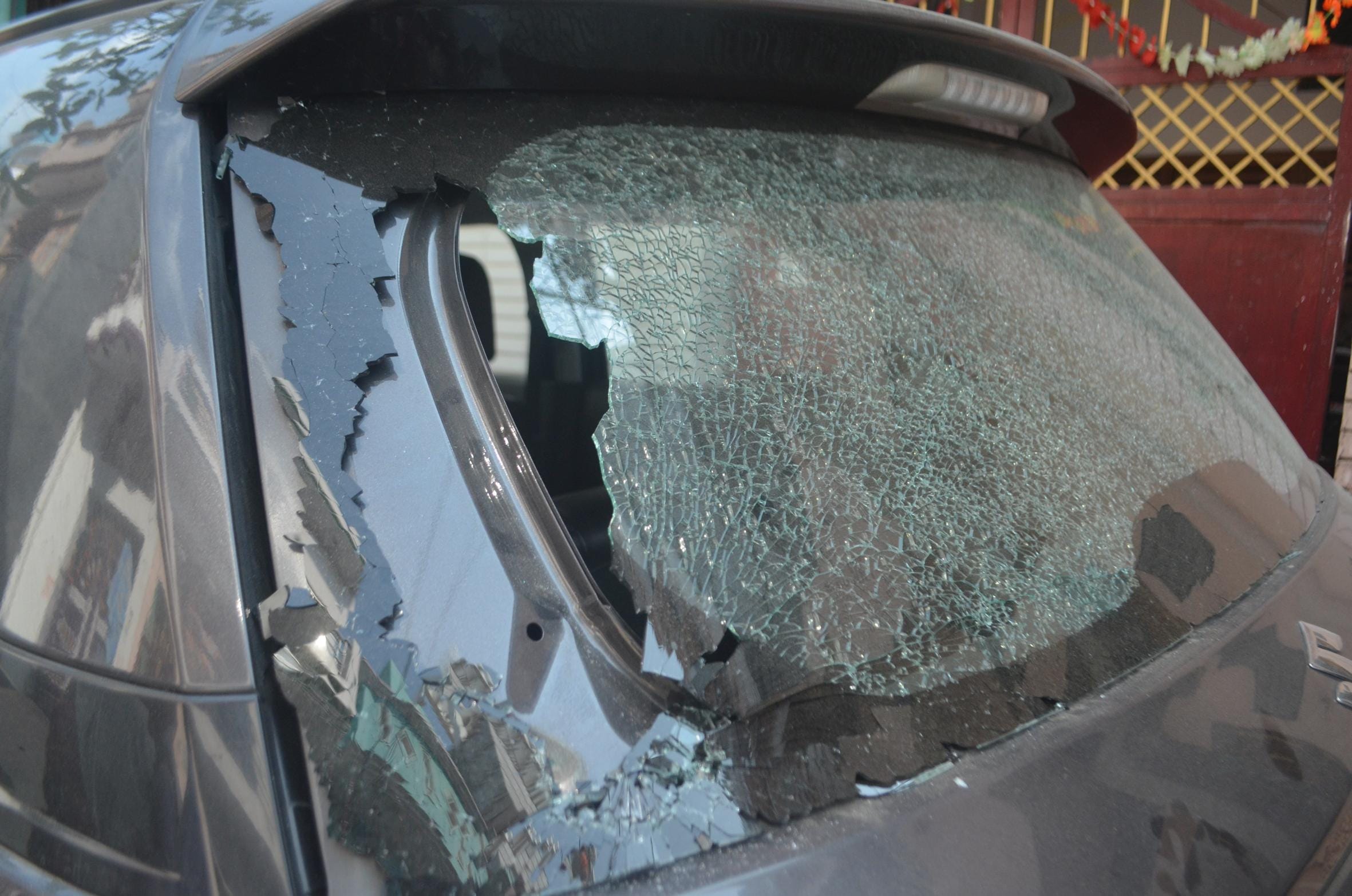 miscreants broken 13 cars back window glass at gomti nagar in lucknow