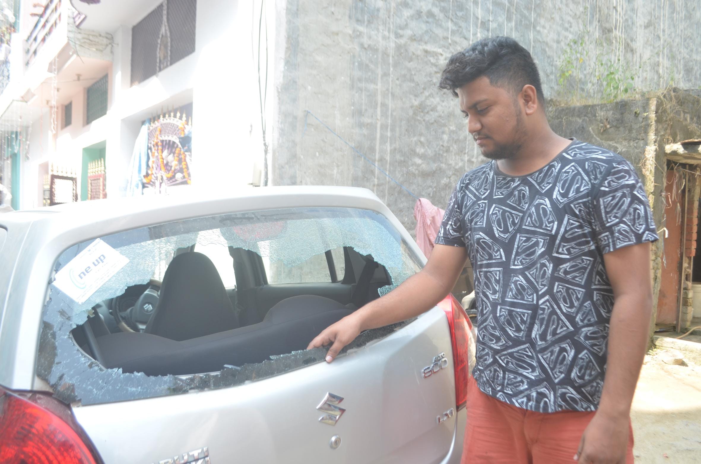 miscreants broken 13 cars back window glass at gomti nagar in lucknow
