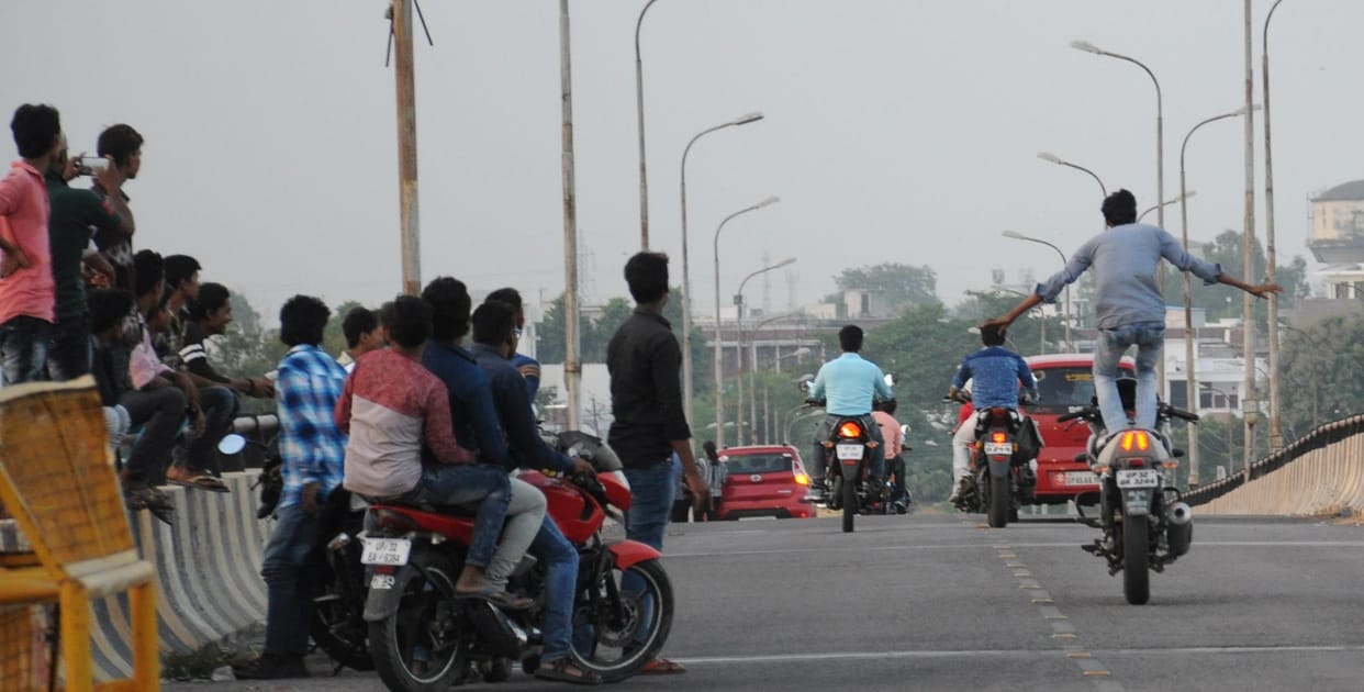 Stunting again on the barrage, Woman trapped in sports bike and dragged 50 meters, son lodged a report