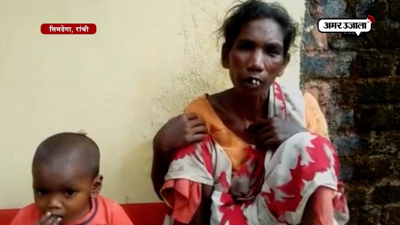 दबंगों ने एक मां को गांव से बाहर निकाला