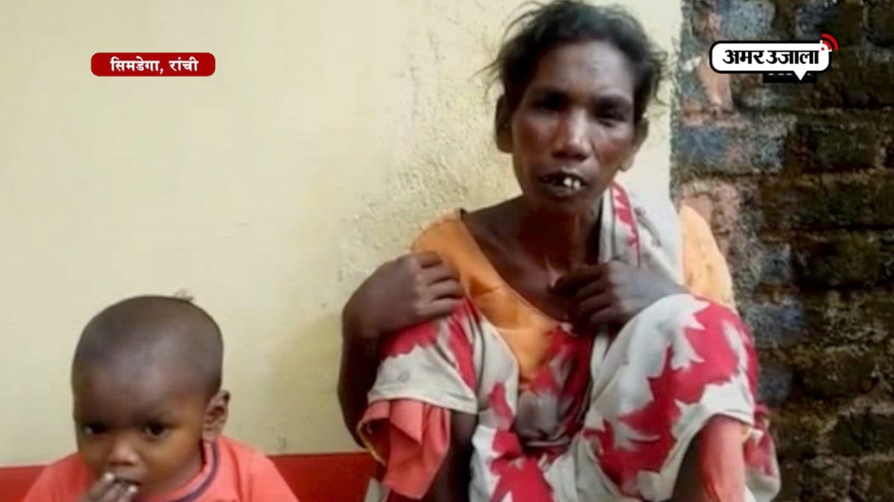 दबंगों ने एक मां को गांव से बाहर निकाला