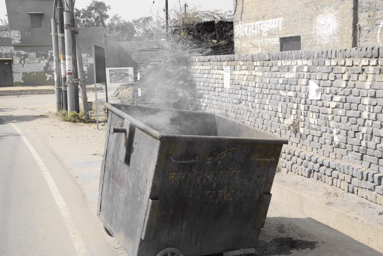 आग लगाकर कर रहे कूड़े का निस्तारण