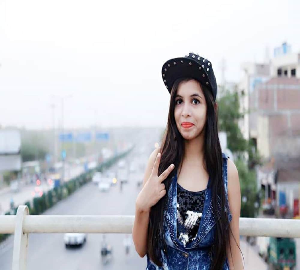 bigg boss 11 know about dhinchak pooja and her fees