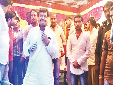 Government robbers, open booths in Thanhas tehsils: Shivpal