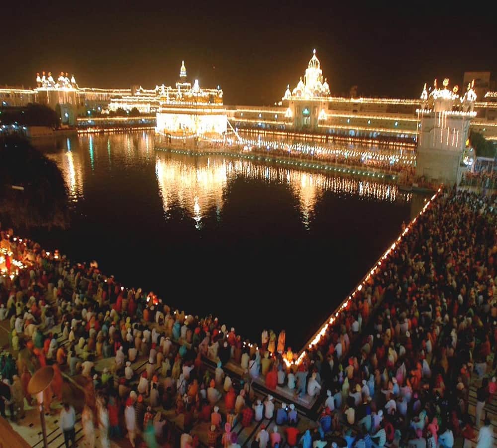 bollywood actor amitabh bachchan shared a fake photo of golden temple  
