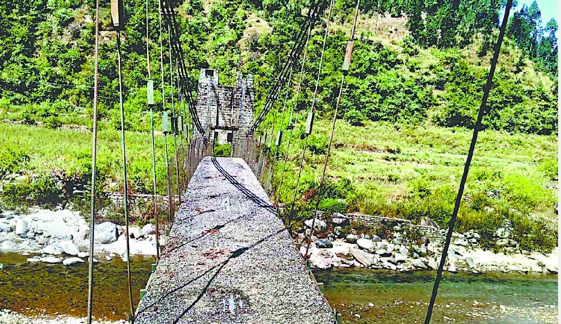 हर रोज सियूल नदी पार करने के लिए जान जोखिम में डालते हैं हजारों लोग