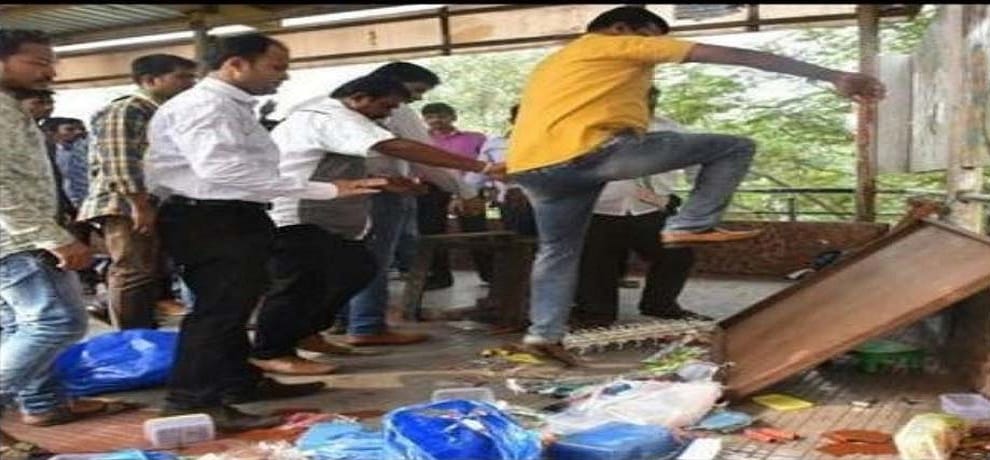 MNS workers beat hawkers outside Thane Kalyan stations