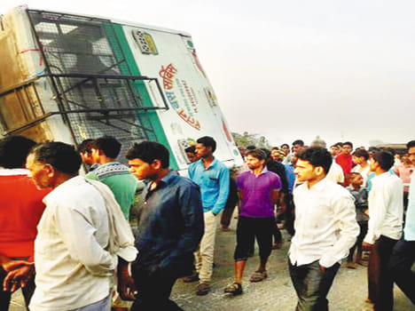 Private bus crashes, 50 injured passengers