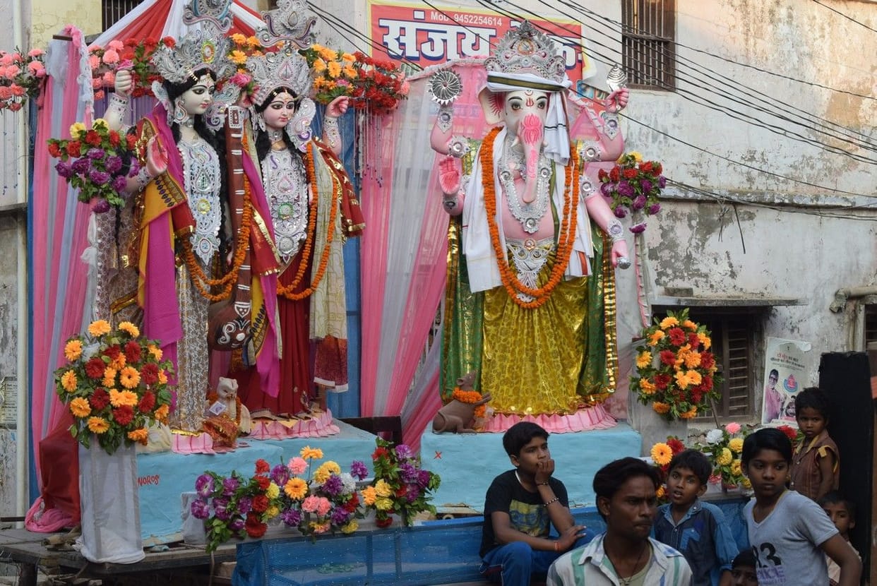 कुंड में विसर्जित हुई मां लक्ष्मी, सरस्वती व श्रीगणेश की प्रतिमाएं