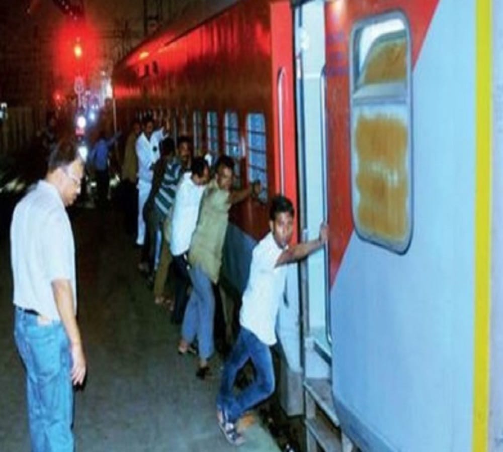 western railway staff get ten thousand rupees as reward who pushed train manually 