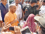 बनाड़ी गांव में बात करते सीएम योगी