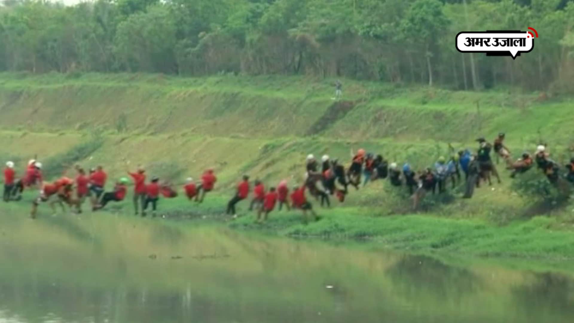 245 लोगों ने एक साथ पुल से लगाई छलांग!