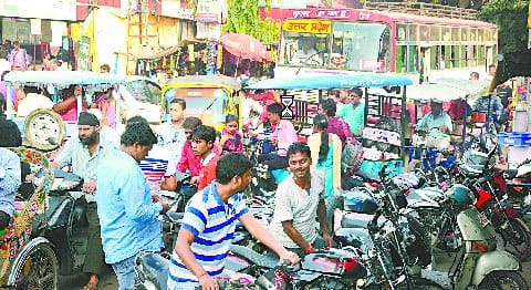 Busy roadways buses on Sundays