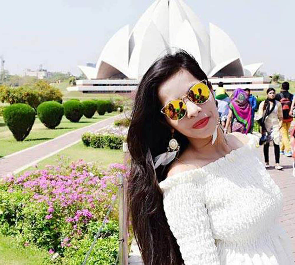 dhinchak pooja enter in bigg boss house know about her personal life